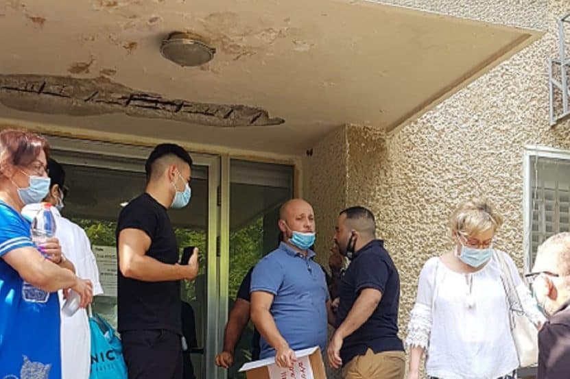 תושבי חולון מפגינים  // צילום: יגאל אליהו 