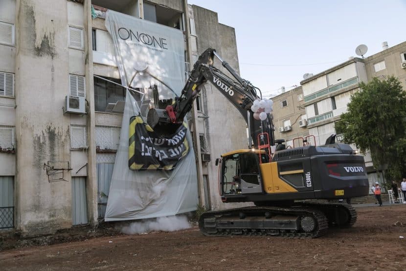 הריסת בניינים במסגרת פינוי בינוי בקריית אונו // צילום: DORON SAAR Photography