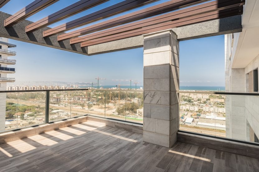 מרפסת בדירה לדוגמא בפרויקט אורבן טאואר // צילום עינת דקל