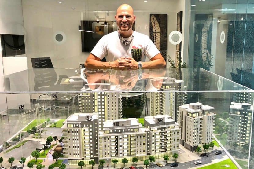 אסף אמר עם דגם הפרויקט // צילום פרטי