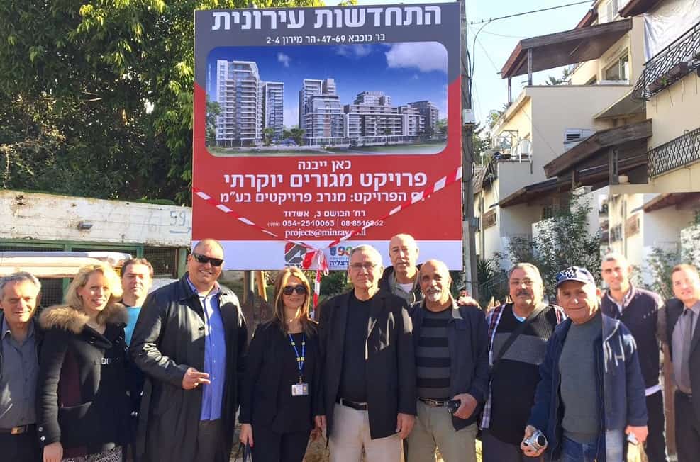 דיירי הפרויקט עם ראש העיר משה פדלון // צילום פרטי