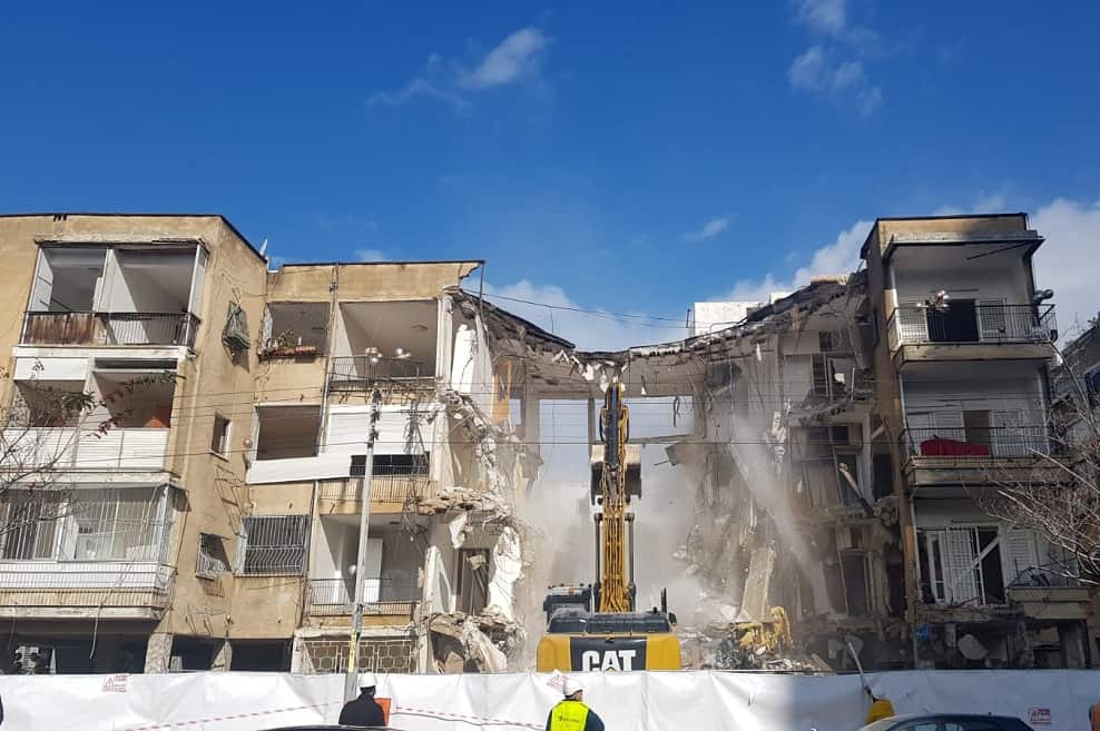 הריסת הבניינים ברח' בודנהיימר // צילום: שחר אריאל