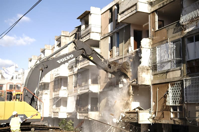 הריסה במסגרת פרויקט רובע איילון של מצלאוי ונצבא בבת ים // ערן גמליאל