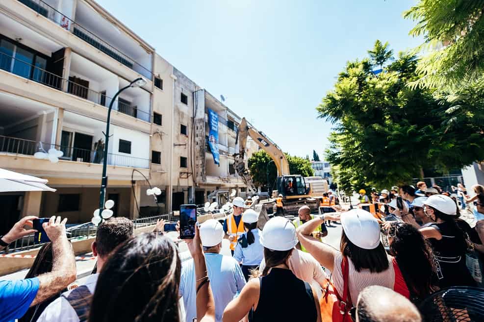 דיירי אנטיגונוס 11-13 צופים בהריסת הבניינים הישנים על ידי חברת לוינשטין // גיא סידי SKYPRO