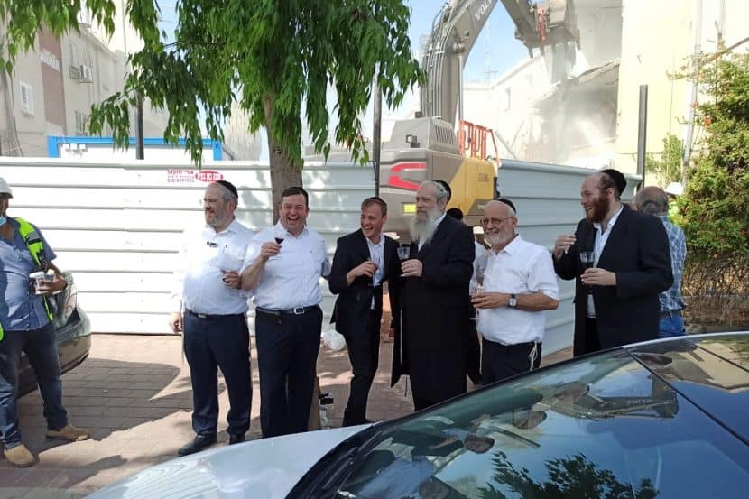 משמאל- היזם צבי גליק, היזם דניאל הבלין, חנוך זייברט, ראש העיר בני ברק, עו''ד נריה כהן // סן חן