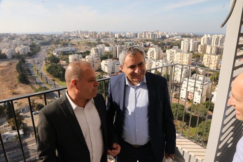 השר זאב אלקין וראש עיריית אשקלון תומר גלאם // יצחק הררי