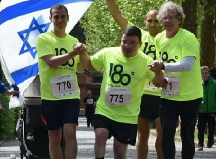 עופר ובנו גיא מלווים את גילי, המתמודד עם שיתוק מוחין, במירוץ הבינלאומי בברלין למען ילדים עם מוגבלויות // אוסף פרטי