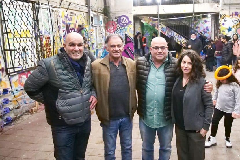 מימין - אסנת אלרון מהנדסת המועצה, משה צרפתי מנכל משותף צרפתי צבי ובניו, אריה פכטר ראש המועצה, רפי צרפתי מנכל משותף צרפתי צבי ובניו // צילום: תמר מצפי