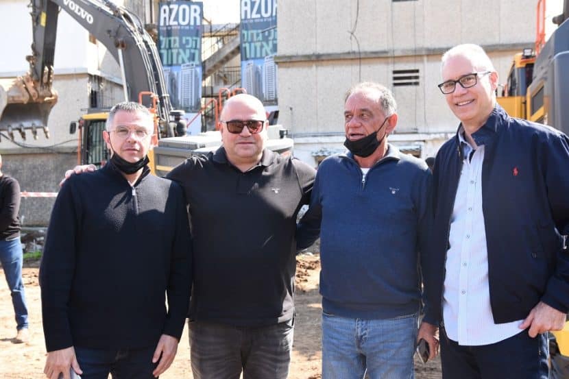 מימין - גיל שנהב אדריכל הפרויקט, אריה פכטר ראש המועצה, משה צרפתי מנכל משותף צרפתי צבי ובניו, אריאל ויסוול סגן ראש המועצה // צילום: שמי זייתון