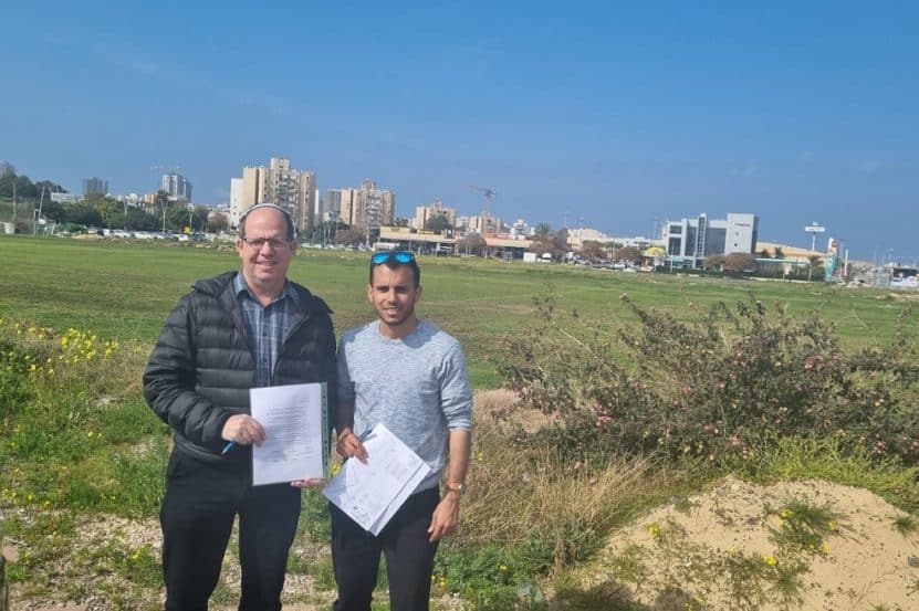 מסירת השטח ליזם רמי צרפתי // צילום: מינהלת הסכם הגג אשדוד