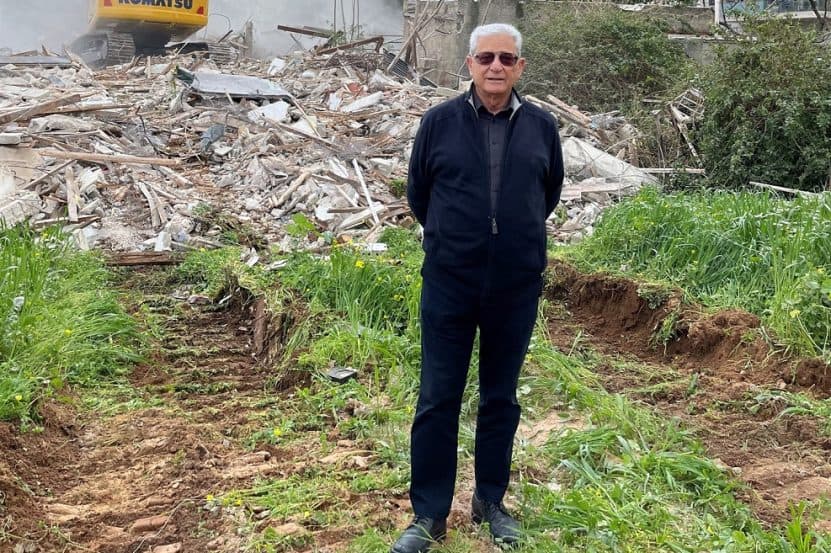 נסים אחיעזרא מנכ"ל חברת אחים דוניץ על רקע ההריסה הרביעית בקריית האמנים // צילום: דוניץ
