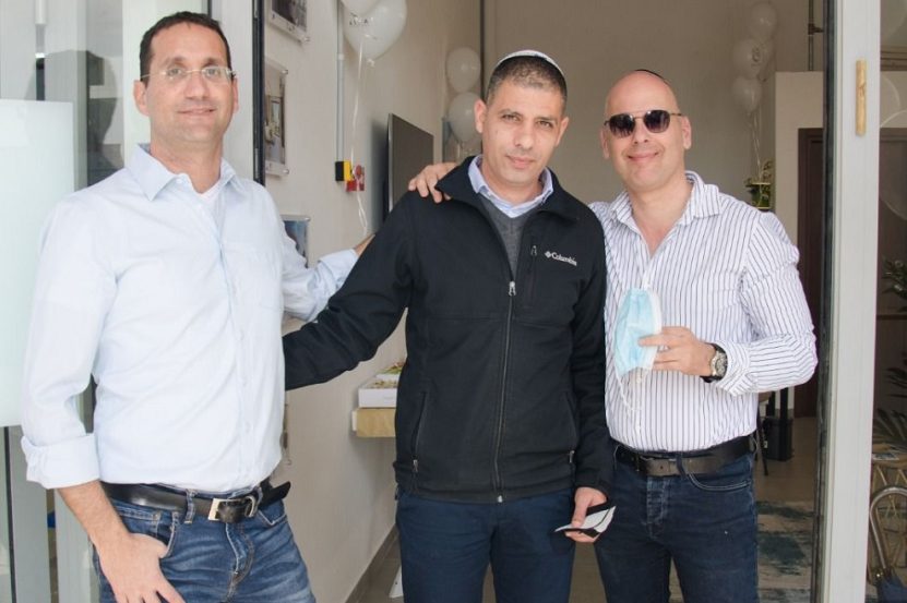 ראש המועצה שי רוזנצוייג בחברת בעלי חברת "בריזה בגבעה" חיים גולובנציץ וארז כרמלי // צילום: אינהאוס שיווק נדל"ן