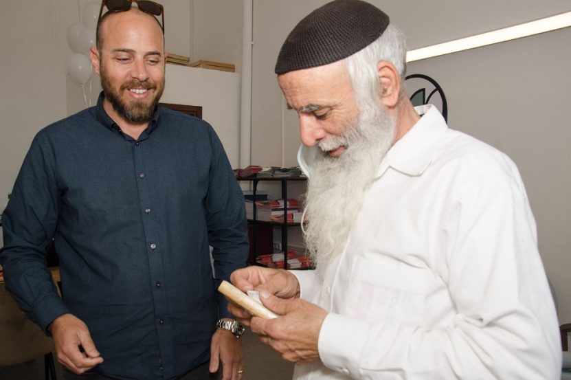רב היישוב, שמעון מואיל קובע מזוזה במשרד המכירות // צילום: אינהאוס שיווק נדל"ן