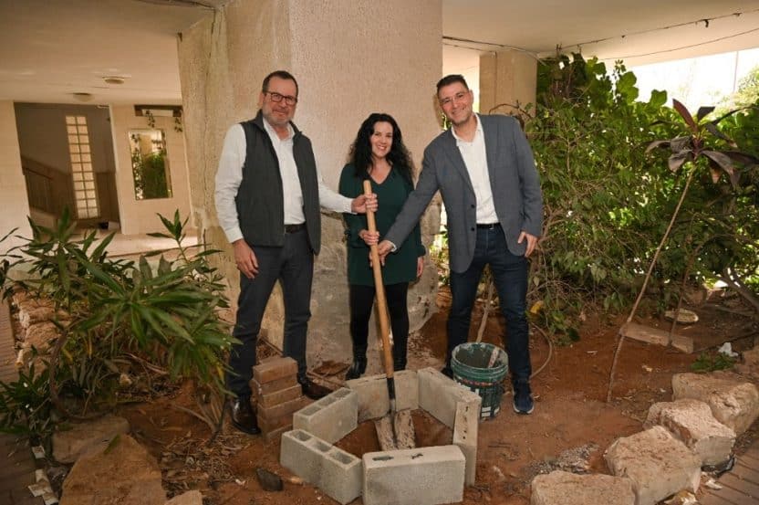 מימין חמי שאול מנהל חטיבת מגורי הבוטיק קרסו נדל"ן, רחלי רינגלשטיין נציגות הדיירים ודן פרנס מנכ"ל קרסו נדל"ן // צילום: אסף תמם