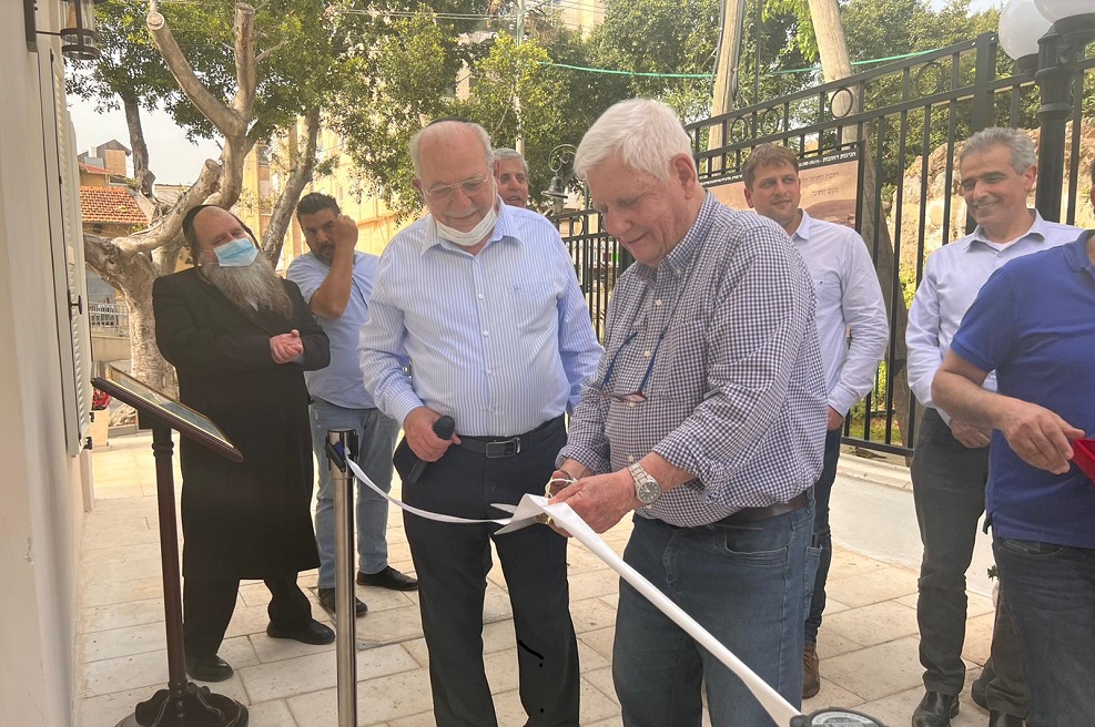 ראש העיר כיבד בגזירת הסרט את שוקי פורר נינו של יוספזון וראש העיר לשעבר // באדיבות עיריית רחובות