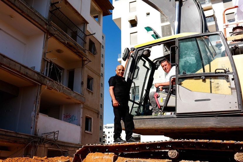 ישראל גל וסמי מצלאוי באירוע הריסה ברחוב הרימון // צילום: דרור סיתהכל 