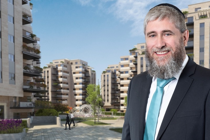 עודד ורנר // צילום: רז רוגובסקי לצד הדמיית הפרויקט: פיק הדמיות