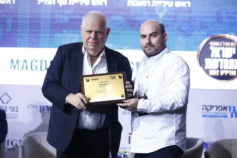 רונן פלוט ראש עיריית נוף הגליל ובן מסינג מייסד ובעלים של אתר מגדילים // צילום: דרור סיתהכל