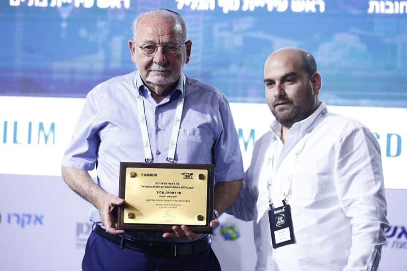 רחמים מלול ראש עיריית רחובות עם בן מסינג מייסד ובעלים של אתר מגדילים // צילום: דרור סיתהכל