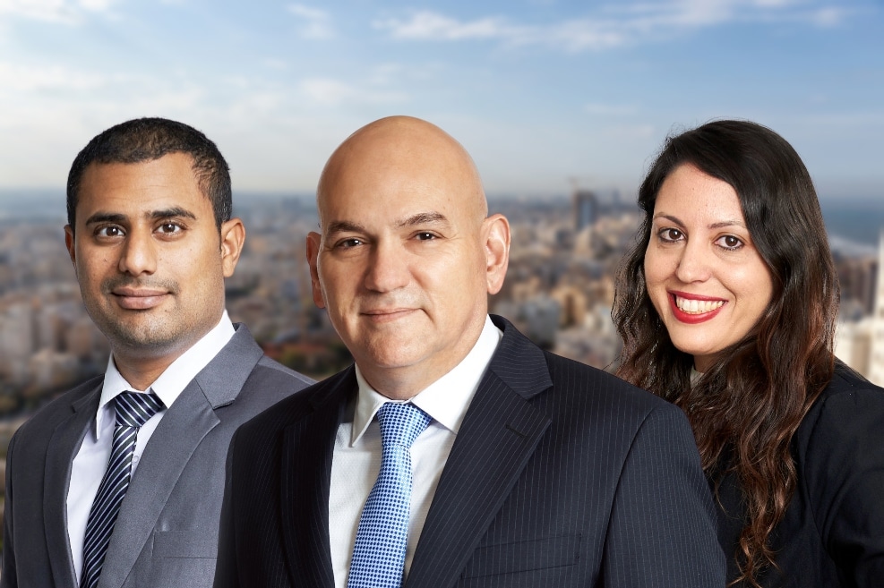 מימין לשמאל: עוה"ד בת אל עובדיה, ירון טיקוצקי ובן מוגרבי // צילום: סיגל סבן | Depositphotos