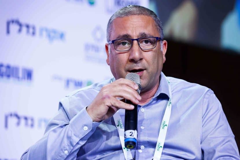 יגאל אהרוני בכנס "מגדילים" // צילום: דרור סיתהכל