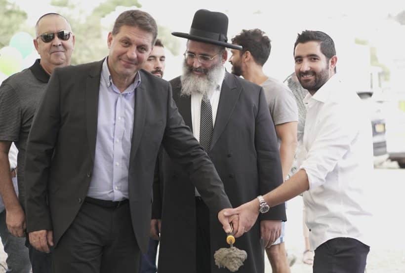 בהנחת אבן פינה // צילום: טובה כליף