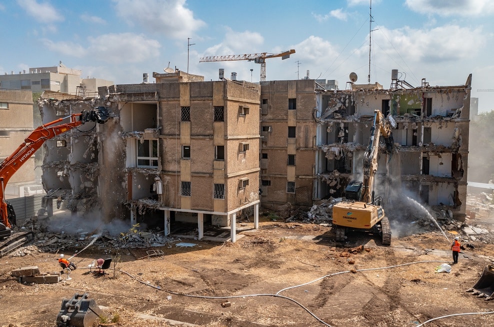 הריסת המבנים הישנים // צילום: משה עמית