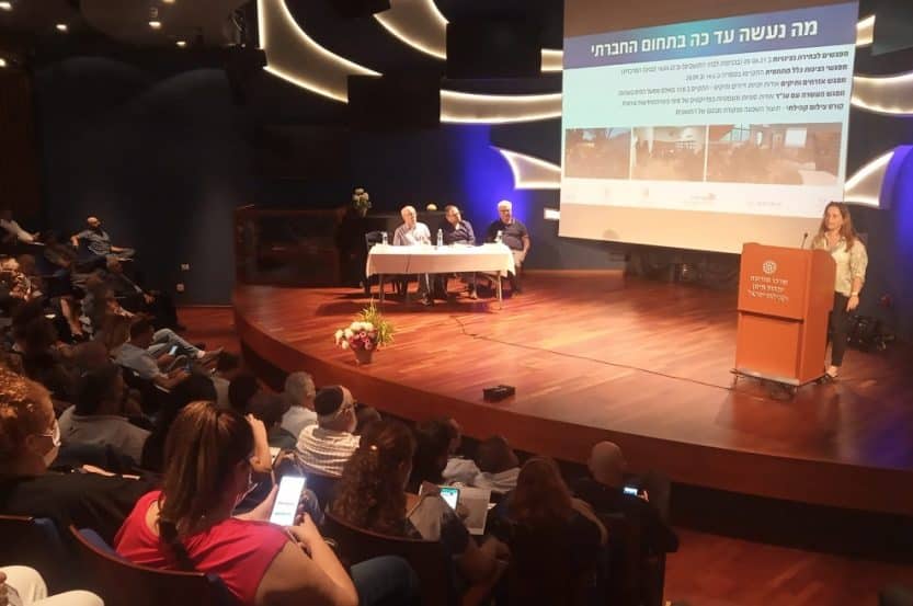 אסיפת התוששבים בשכונת מילצ'ן ברחובות // צילום: זיו גולדפישר