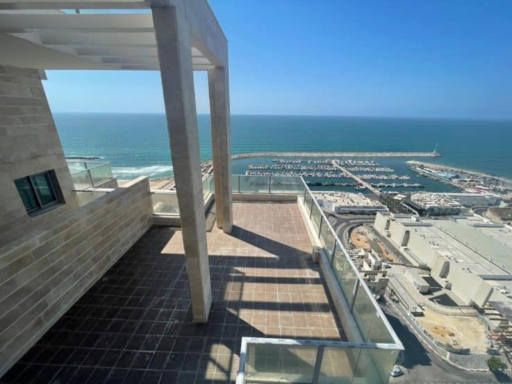 מרפסת פנטהאוז בפרויקט סי אנד סקאיי // צילום: יורו ישראל