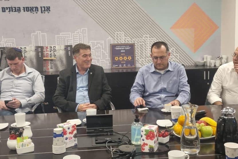רן קוניק ראש עיריית גבעתיים וראול סרוגו יור התאחדות בוני הארץ // באדיבות עיריית גבעתיים