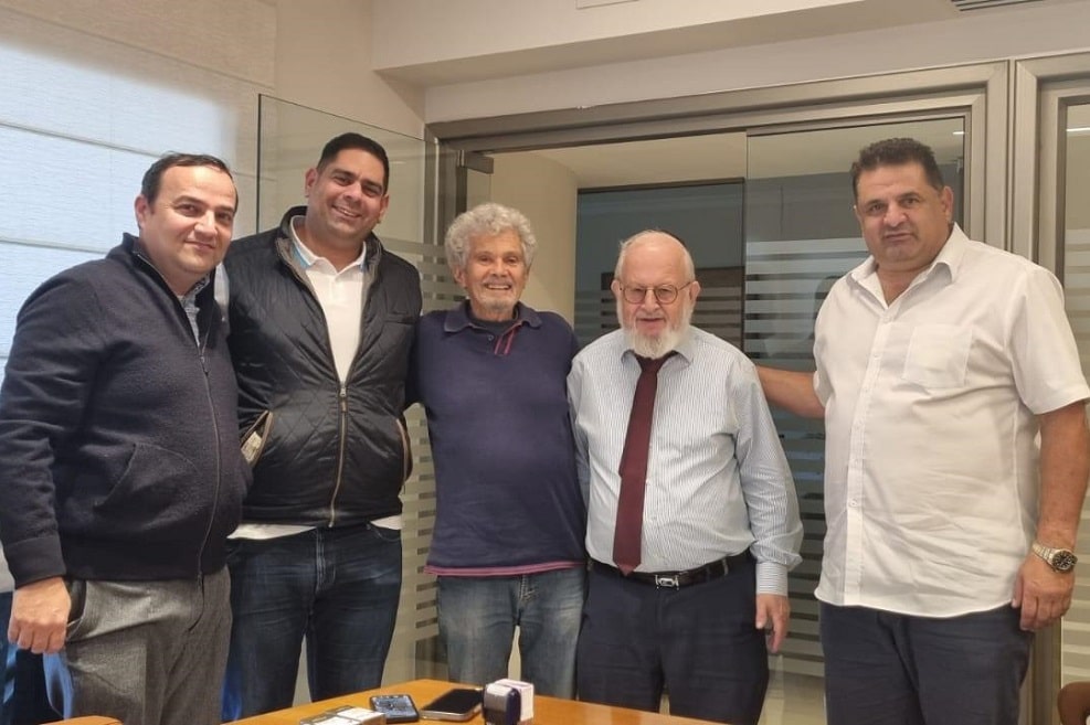 נציגי קבוצת איציק תשובה עם נציג בעלי הקרקע ועורכי הדין במעמד החתימה על ההסכם // צילום: יחצ