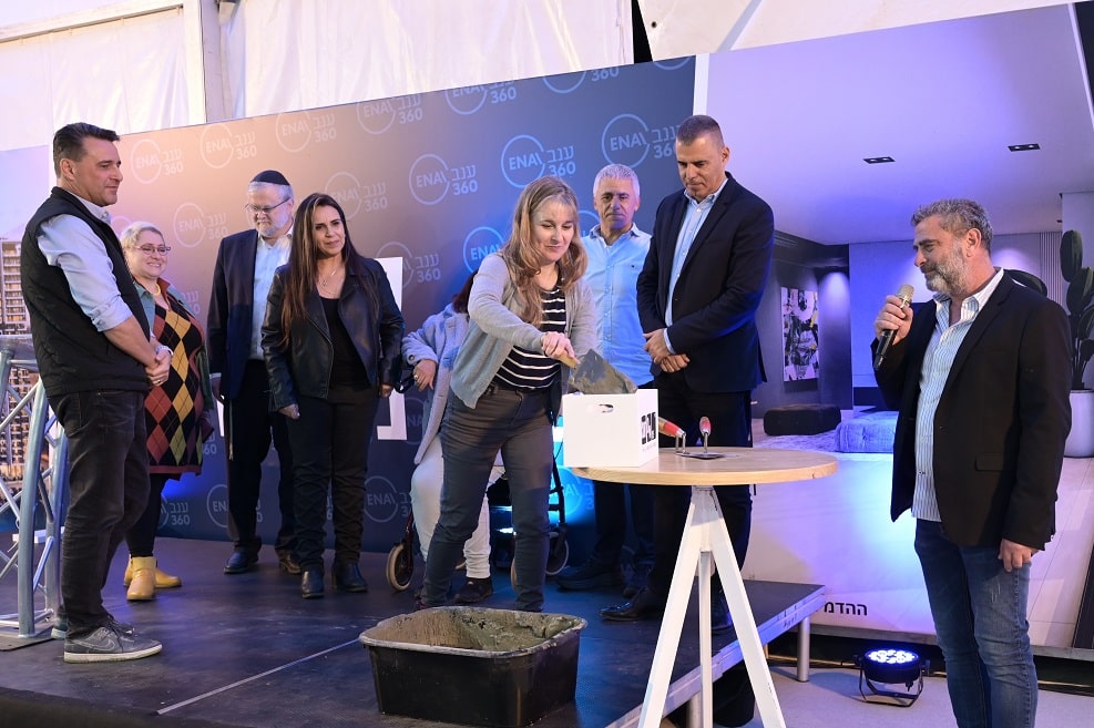 רפי סער ראש עיריית כפר סבא ואפי כץ מנכל ענב נדלן עם דיירי שכונת תקומה \\ צילום: איציק סינטוב