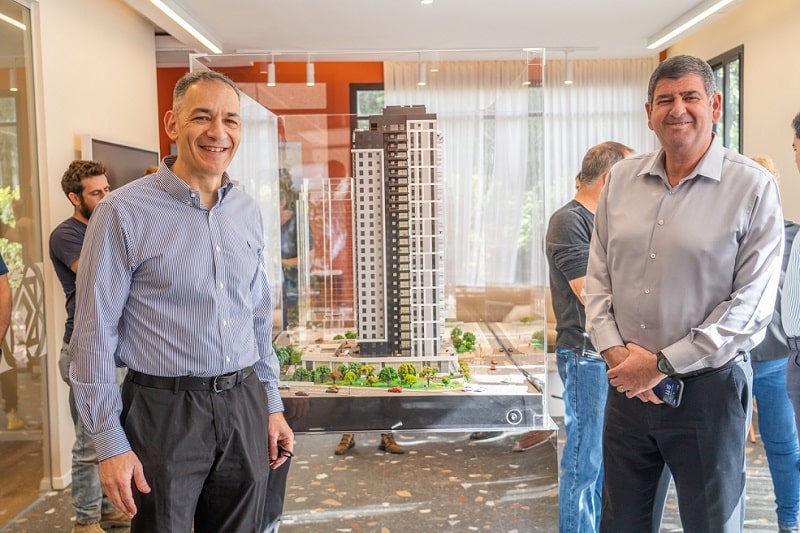 מימין: יוסי ברודני, ראש עיריית גבעת שמואל ורון אבידן, מנכ"ל אזורים // יח"צ