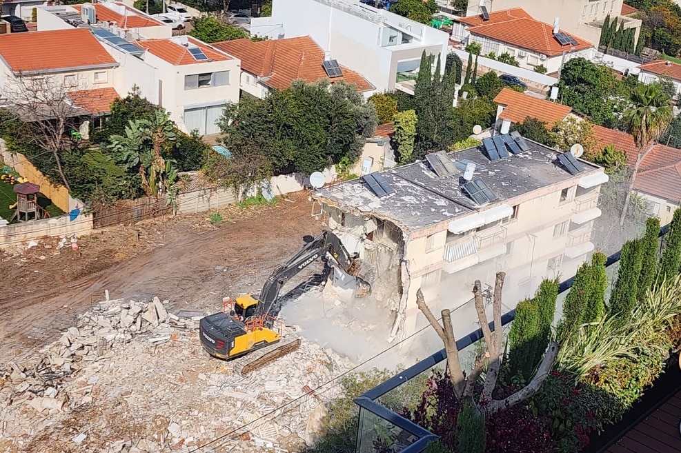 הריסת בנין ברעננה // צילום: שאולי אלון