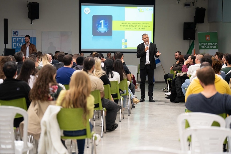 ראש העיר רפי סער מציג את מתווה תכנית קרית הצעירים // צילום: רמי זרנגר
