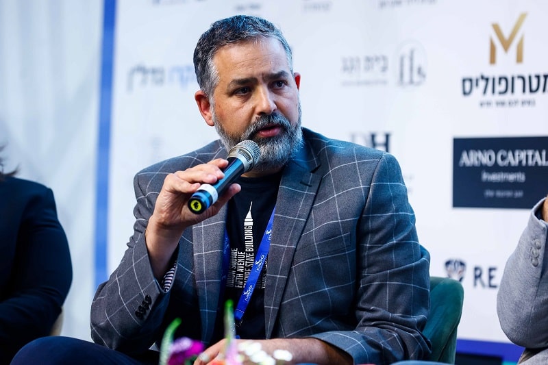 אדר' ארז בן אליעזר בכנס מגדילים // צילום: דרור סיתהכל
