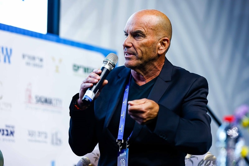 עו"ד זיו כספי בכנס מגדילים // צילום: דרור סיתהכל