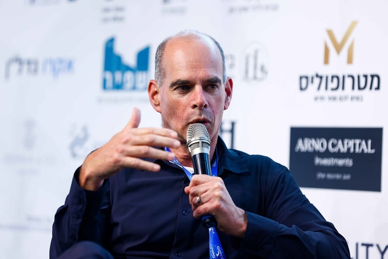 עו"ד ארז קמיניץ בכנס מגדילים // צילום: דרור סיתהכל