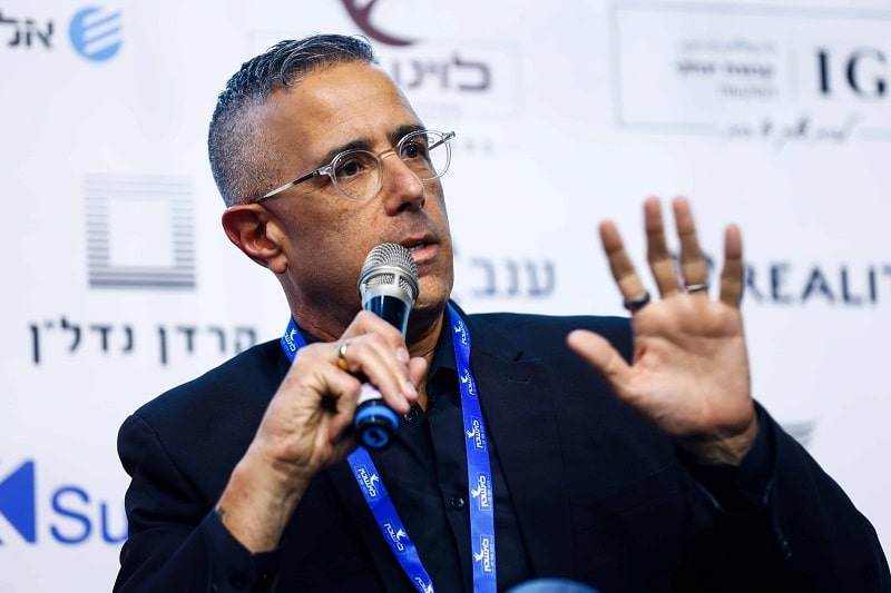עו"ד דן הלפרט בכנס מגדילים // צילום: דרור סיתהכל