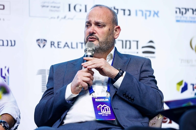 ד"ר אריאל פלביאן עו"ד בכנס מגדילים // צילום: דרור סיתהכל