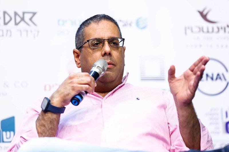 עמוס דבוש בכנס מגדילים // צילום: דרור סיתהכל