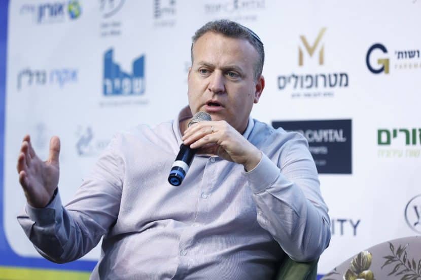 עו"ד אלעזר במברגר בכנס מגדילים // צילום: דרור סיתהכל