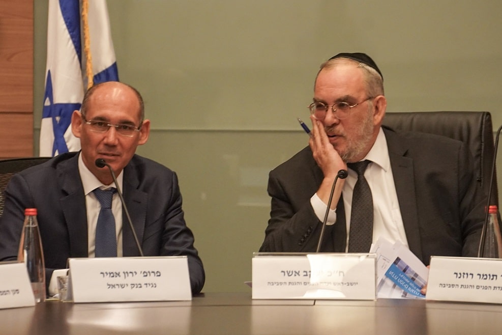 ח"כ יעקב אשר ונגיד בנק ישראל, פרופ' אמיר ירון // צילום: דוברות הכנסת, דני שם טוב