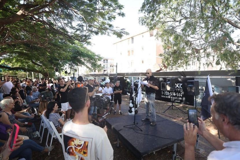 טל קידר באירוע ההריסה ברחוב גאולה ברעננה // יחצ