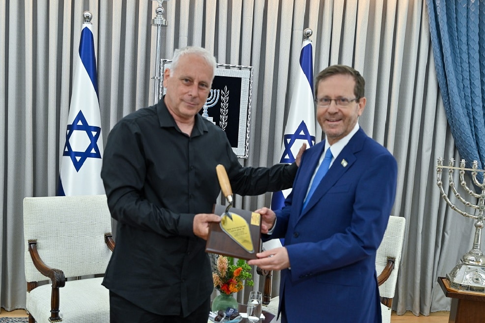 נשיא המדינה, יצחק הרצוג וערן סיב, יו"ר התאחדות קבלני השיפוצים // צילום: אמיר לוי שרותי צילום והפקת אירועים