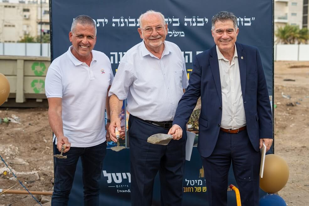מימין ראול סרוגו נשיא התאחדות הקבלנים רחמים מלול ראש עיריית רחובות - עופר שגיב מנכל ובעלים חברת מיטל הנדסה // צילום: עמית אוזנה