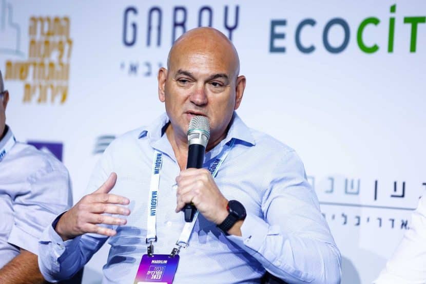 עו"ד ירון טיקוצקי בכנס מגדילים // צילום: דרור סיתהכל