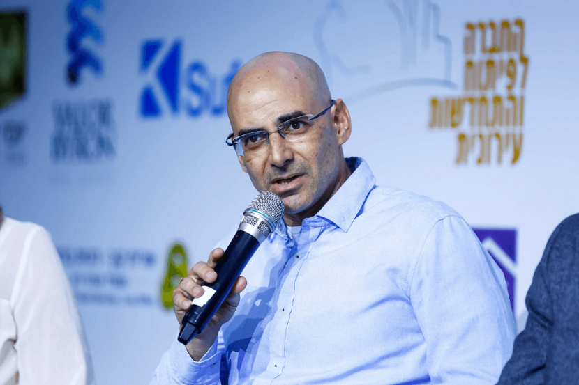 אילי בר בכנס מגדילים // צילום: דרור סיתהכל
