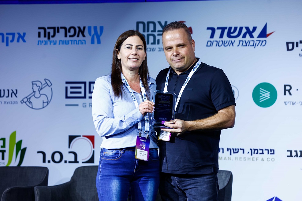 כרמלה קופר ומעניקה את האות לתומר גלאם, ראש עיריית אשקלון בכנס מגדילים // צילום: דרור סיתהכל