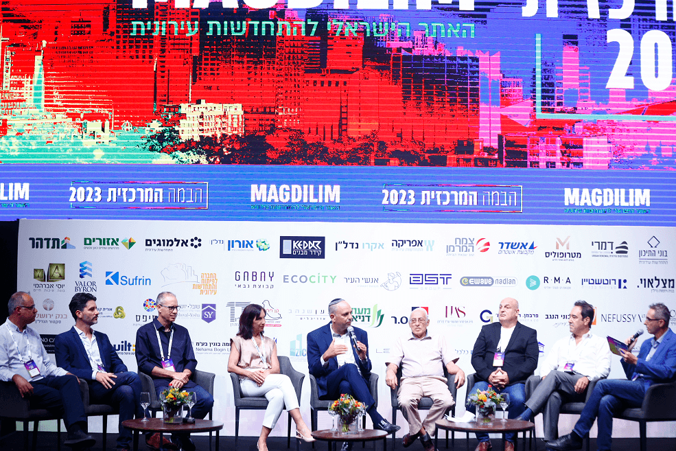פאנל התחדשות עירונית בכנס השנתי של אתר מגדילים // צילום: דרור סיתהכל